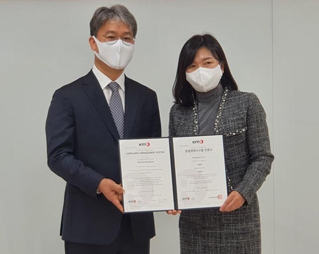 한화솔루션 컴플라이언스실 김태형 상무(왼쪽)와 한국경영인증원 황은주 대표가 10일 서울 영등포구 한국경영인증원에서 열린 준법경영시스템 인증서 수여식에서 기념촬영을 하고 있다. /한화솔루션 제공