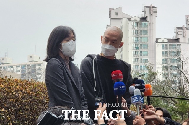 10일 유명 타투이스트 김도윤(41)씨가 벌금형을 선고받은 뒤 서울북부지법 앞에서 발언하고 있다. /정용석 기자