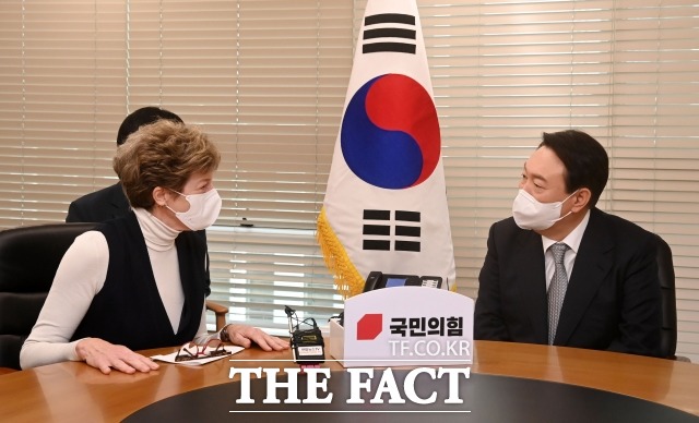 윤석열 국민의힘 대선후보가 10일 페이스북에 그 어떤 강대국도 함부로 넘볼 수 없는 대한민국을 만들겠다고 공언했다. 사진은 윤 후보가 전날 서울 여의도 중앙당사에서 캐슬린 스티븐스 전 주한미국대사를 접견하는 모습. /남윤호 기자