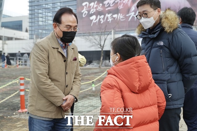 박상돈 천안시장이 11일 코로나19 서북구 선별진료소를 찾아 시민들과 이야기를 나누고 있다. / 천안시 제공