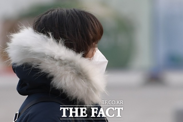 기상청에 따르면 12일은 낮부터 서울 예상 체감온도가 0도까지 떨어지며 춥고, 초미세먼지 농도도 전국 대부분 지역에서 나쁨 수준을 보이겠다.