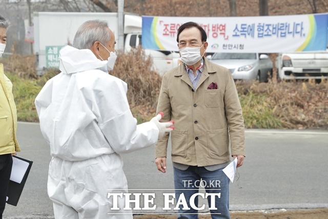 박상돈 천안시장이 11일 AI 방역 풍세가송통제초소를 찾아 근무인력 애로사항을 청취하고 있다. / 천안시 제공