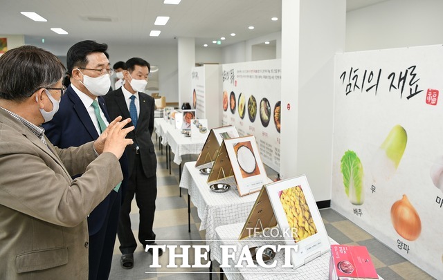 농업회사법인 비에스푸드(주)를 방문한 한국농수산식품유통공사 김춘진 사장(왼쪽에서 두 번째) / aT제공