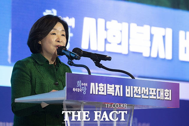 심상정 정의당 대선 후보는 12일 이재명 더불어민주당 대선 후보와 윤석열 국민의힘 대선 후보가 전두환 전 대통령을 재평가 한 것에 대해 전두환을 재평가하려는 자가 전두환이라고 비판했다./국회사진취재단