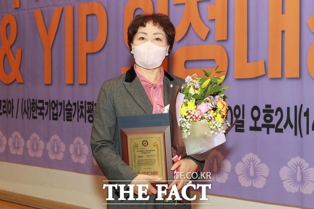 박순자 의정부시의회 자치행정위원장이 10일 국회의원회관 대회의실에서 열린 2021 대한민국 지방자치평가연계 의정대상 시상식에서 기초의회부문 최우수상을 수상했다. /의정부시의회 제공