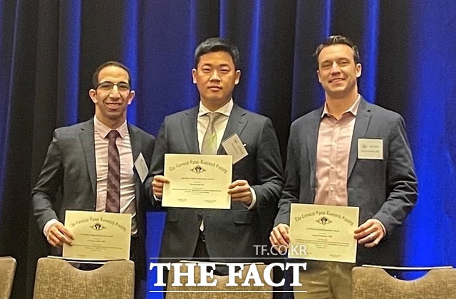 세계 최고 권위의 경추연구학회로부터 임상연구논문상을 수상한 이형래 의정부을지대병원 정형외과 교수(가운데). /의정부을지대병원 제공