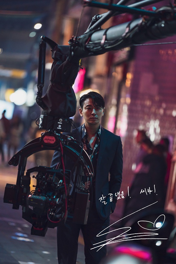 내년 웨이브와 극장에서 동시 개봉을 앞둔 영화 젠틀맨이 최근 촬영을 마쳤다. /웨이브 제공