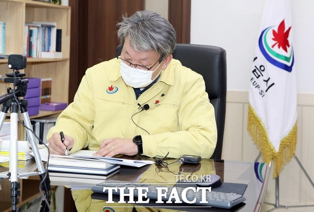 유진섭 시장은 연말연시 들뜬 사회적 분위기에 편승한 공직기강 해이나 업무 소홀이 없도록 철저하게 대응하고 각별한 경각심을 가져 줄 것과 각 부서 간의 체계적인 협업도 강조했다. / 정읍시 제공