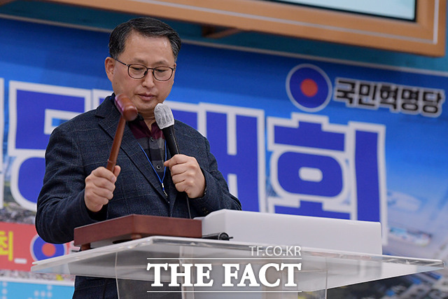전당대회 주재하는 임시 의장 김종대 목사.