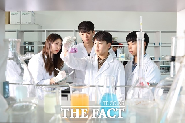 단국대 학생들이 실험에 참여하고 있다. / 단국대 제공