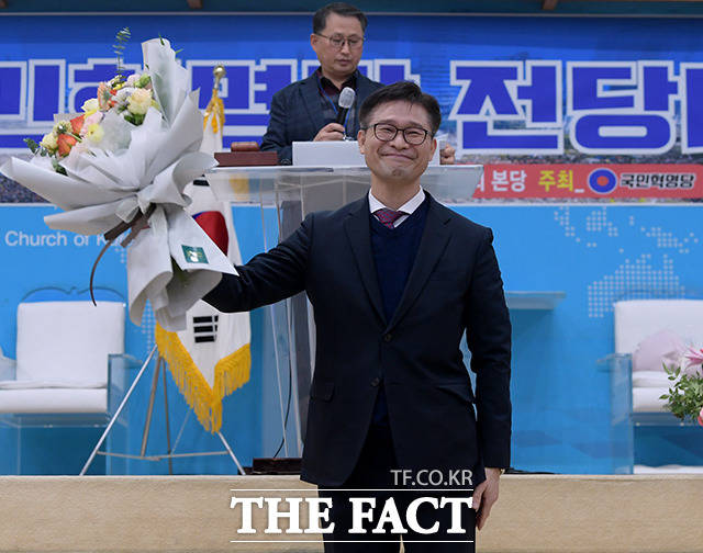 13일 오후 서울 성북구 사랑제일교회 본당에서 열린 국민혁명당 전당대회에서 대선 후보로 선출된 고영일 후보가 꽃다발을 들고 감사인사를 하고 있다. /이선화 기자