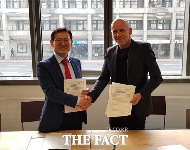유원희(왼쪽) 한국예술행정협회장과 마틴 혼직 아르스 일렉트로니카 예술감독이 업무협약(MOU)을 체결한 뒤 악수하고 있다./한국예술행정협회 제공