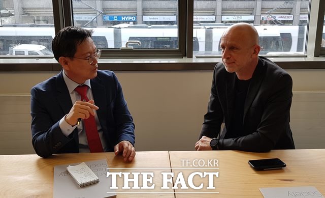 아르스 일레트로니카 축제 개최 및 아시아 랩 설치 등을 논의하고 있는 유원희(왼쪽) 회장과 마틴 혼직 예술 감독./한국예술행정협회 제공