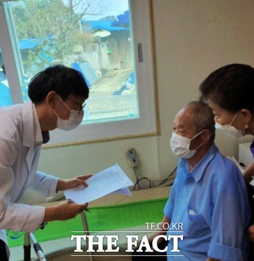 진안군이 13일 중앙재난안전대책본부 주재로 열린 코로나19 회의에서 고령층 추가 접종 지자체 우수 수범사례로 선정됐다고 발표됐다고 밝혔다. /진안군 제공