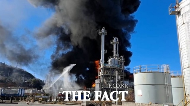 13일 오후 전남 여수시 국가산업단지 내 석유정제업체 설비에서 불이 나 소방당국이 진화 작업을 벌이고 있다. /여수소방서 제공