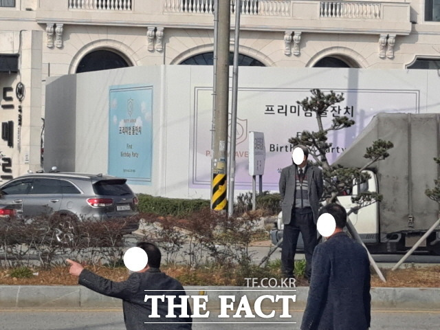 웨딩홀을 찾은 결혼식 하객들이 왕복 6차로 중앙화단을 무단횡단하는 위험천만한 일들이 매주 반복되지만 해당 구청과 경찰이 단속에 손을 놓고 있다. 사진은 지난 11일 광주 광산구 D웨딩홀 앞 왕복 6차로 중앙화단에 어르신이 서 있고 반대편에 주차한 어르신들은 6차로를 건너기 위해 차량을 살피고 있다./광주=허지현 기자