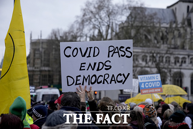 13일(현지시간) 영국 런던의 국회의사당 밖에서 코로나19 백신 패스와 방역 정책 등을 반대하는 시위가 열리고 있다. /런던=AP.뉴시스