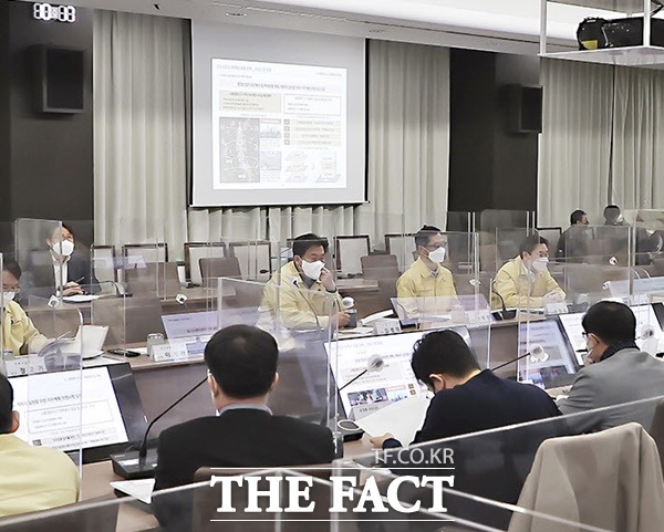 시흥시(시장 임병택)는 지난 12월 10일 시흥시청 글로벌센터에서 시흥광명공공주택지구를 미래 대한민국 경제를 견인하는 서남부 거점도시로 조성하기 위한 ‘시흥광명 공공주택지구 종합개발 구상용역 보고회’를 개최했다./시흥시제공