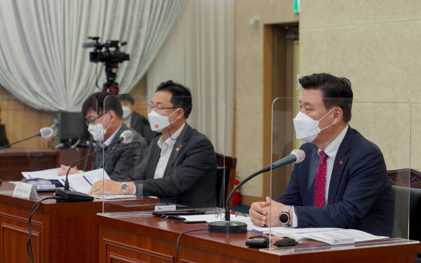 구만섭 제주특별자치도지사 권한대행은 제주4·3특별법 개정안의 국회 통과에 따른 후속조치 마련과 함께 청소년 백신접종과 60대 이상의 예방접종률을 높이기 위한 적극적인 독려를 주문했다./제주도 제공