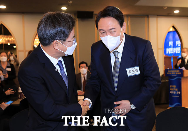 이날 총회에서 만난 김동연-윤석열 대선 후보가 인사하고 있다.