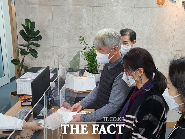 지난 9월 직장 내 갑질 등을 호소하다 극단적인 선택을 한 대전시 새내기 공무원 이모씨의 유족들이 14일 국가인권위원회에 진정서를 제출하고 있다. / 법무법인 디라이트 제공