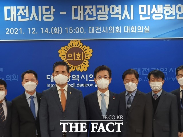 박영순 더불어민주당 대전시당위원장과 허태정 대전시장 등이 14일 대전시의회에서 열린 민생현안 간담회에 앞서 기념촬영을 하고 있다. / 대전 = 김성서 기자