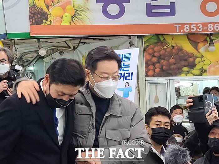고향 안동을 찾은 이재명 더불어민주당 대선후보가 김위한 안동.예천 지역위원장을 격려하고 있다./안동=이민 기자