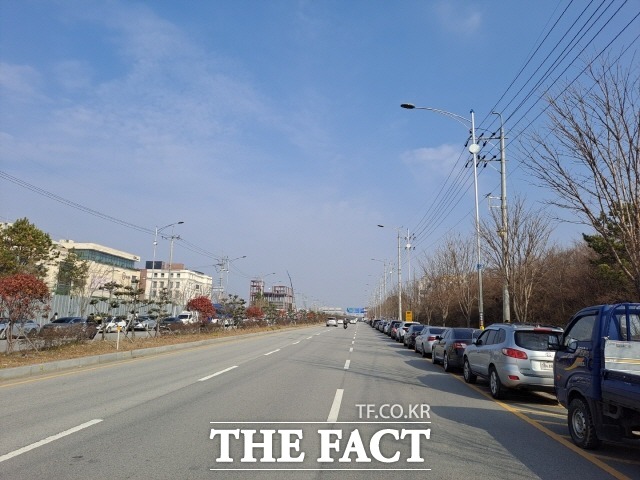 웨딩홀을 찾은 결혼식 하객들이 왕복 6차로 중앙화단을 무단횡단하는 위험천만한 일들이 매주 반복되지만 해당 구청과 경찰이 단속에 손을 놓고 있다. 사진은 지난 11일 D웨딩홀 건너편 차선에 불법주차 차량들이 1Km 가량 길게 늘어서 있다./광주=허지현 기자