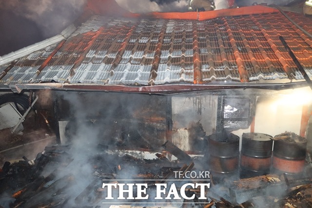 충남 태안 한 주택에 불이나 소방당국이 화재를 진압하고 있다. / 충남소방본부 제공