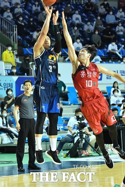 스포츠토토코리아가 오는 12월 15일(수)과 16일(목) 사이에 벌어지는 미국프로농구(NBA) 12경기와 국내남자프로농구(KBL) 2경기 등 총 14경기를 대상으로 한 농구토토 승5패 26회차 투표율을 중간 집계한 결과 전주KCC의 승리 예상이 54.69%를 차지했다./KBL 제공