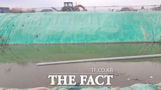 지난 10일 오전 9시 경 화성시 송산그린시티 서측지구 현장에서 산타페 차량을 몰던 50대 남성이 물웅덩이에 빠져 숨졌다. /더팩트DB