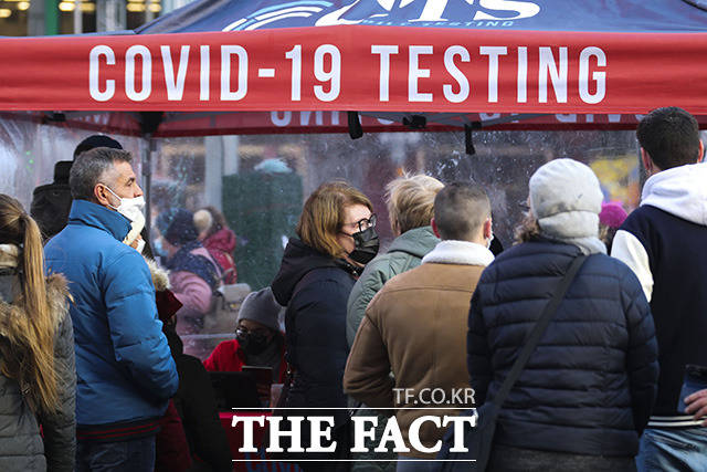 13일(현지시간) 미국 뉴욕 타임스퀘어에서 시민들이 코로나19 백신 접종 순서를 기다리고 있다. /뉴욕=신화.뉴시스
