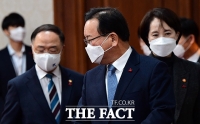 국무회의 참석하는 김부겸 총리와 홍남기-유은혜 부총리 [포토]