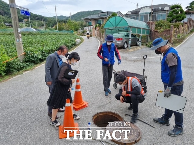 예산군 관계자가 지하시설물을 점검하고 있다. / 예산군 제공