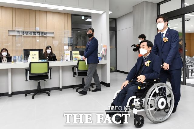 염태영 수원시장과 김현덕 인권영향평가협의회장이 지동행정복지센터를 둘러보고 있다./ 수원시 제공