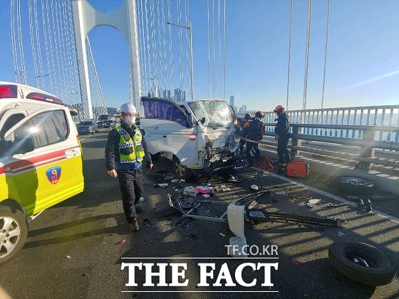 14일 부산 해운대구 우동 광안대교를 달리던 트럭이 전방에 정체된 차량을 미처 보지 못하고 3중 추돌 사고를 낸 뒤 운전자는 숨지는 사고가 발생했다./부산경찰청 제공.
