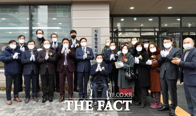 염태영(왼쪽 앞줄 5번째) 수원시장, 김현덕 (가운데) 수원시 공공건축물 인권영향평가협의회장 등이 현판 제막 뒤 기념촬영을 하고 있다./ 수원시 제공
