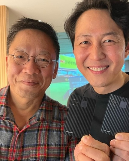 정태영 현대카드 부회장이 배우 이정재에게 VVIP카드 더 블랙을 선물했다고 14일 밝혔다. /정태영 부회장 SNS 갈무리