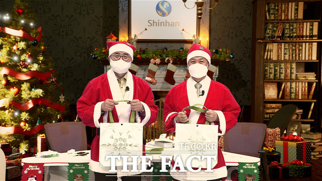 신한금융그룹은 15일 조용병 회장과 그룹사 CEO, 임원 등이 참석한 가운데 밝은 미래 만들기 봉사활동을 언택트 방식으로 진행했다고 밝혔다. 사진은 이날 증강현실을 통해 구현한 산타마을에서 조용병 회장(왼쪽)과 진옥동 신한은행장이 기념촬영을 하고 있는 모습. /신한금융그룹 제공
