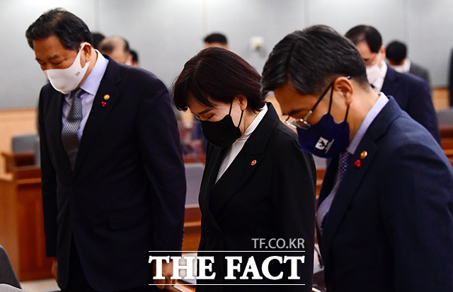 황기철 국가보훈처장과 전현희 국민권익위원장, 서욱 국방부 장관(왼쪽부터)이 묵념을 하고 있다.