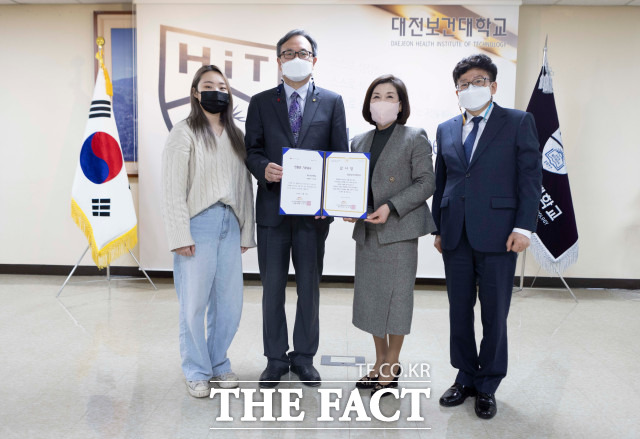 (왼쪽부터) 서여정 총학생회장, 이병기 총장, 박우성 지회장, 송월수 학생취업처장 / 대전보건대 제공