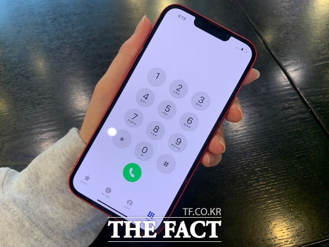 애플이 지난 14일 아이폰13 사용자들의 통화 먹통 현상을 개선하기 위해 iOS 15.2를 배포했다. 사진은 아이폰13 미니. /한예주 기자