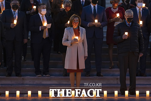 낸시 펠로시 미국 하원의장(가운데)이 14일(현지시간) 워싱턴 의사당 계단에서 초당파 의원들과 함께 코로나19로 숨진 80만여 명의 희생자들을 위한 추모 집회에 참석하고 있다. /워싱턴=AP.뉴시스
