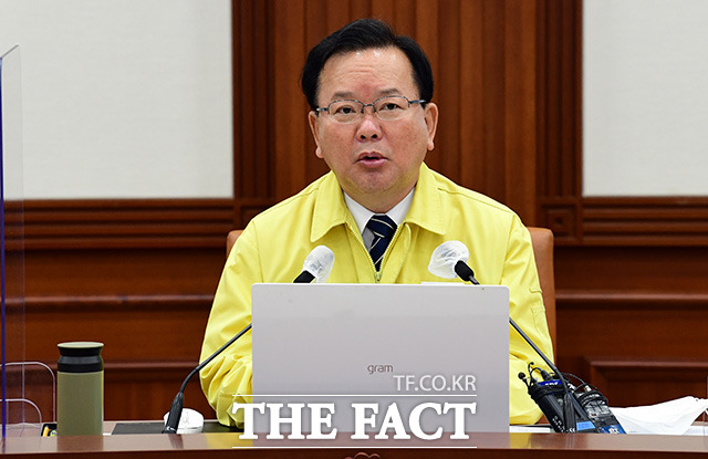 김부겸 국무총리가 15일 오전 서울 종로구 정부서울청사에서 열린 코로나19 대응 중앙재난안전대책본부 회의를 주재하고 있다. /임영무 기자