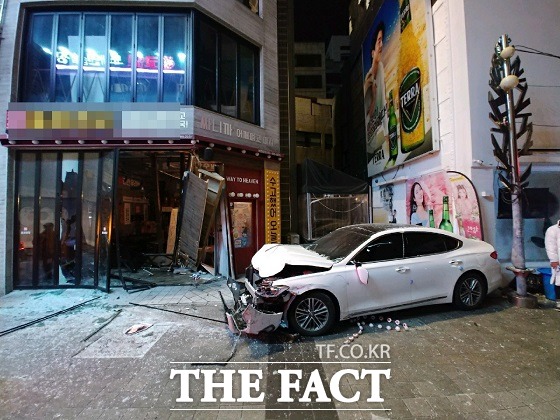 같은날 오전 5시쯤 부산진구 부전동 번화가에서 20대 B 씨가 몰던 그랜저 차량이 상가 건물을 들이받았다./부산경찰청 제공.