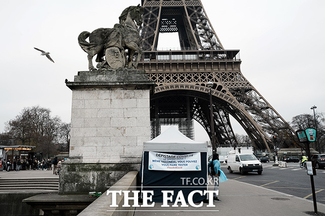 14일(현지시간) 프랑스 파리의 에펠탑 옆 코로나19 검사소에서 한 의료인이 대기하고 있다. /파리=AP.뉴시스
