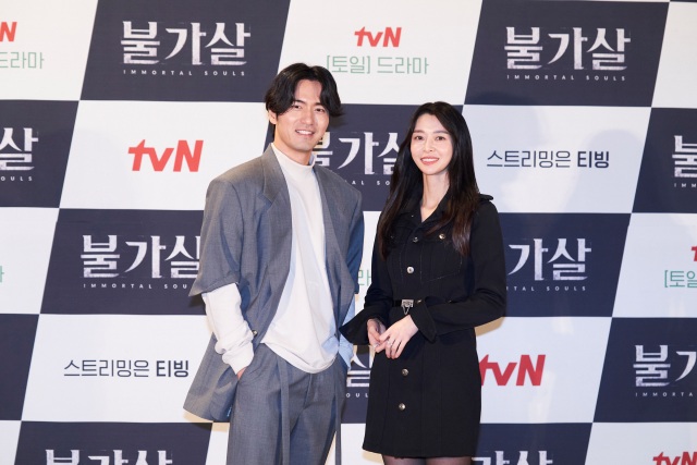 이진욱과 권나라가 tvN 불가살에서 쫓고 쫓기는 관계로 변신, 두 사람 사이 어떤 비밀이 있을지 호기심을 자극한다. /tvN 제공