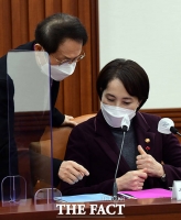  조희연 교육감과 대화 나누는 유은혜 부총리 [포토]