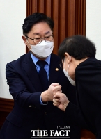  조희연 교육감과 인사 나누는 박범계 법무부 장관 [포토]