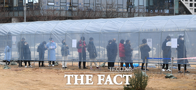 14일 오후 서울 용산구 용산역 광장에 마련된 임시선별진료소를 찾은 시민들이 검사를 받기 위해 대기하고 있다. /이동률 기자